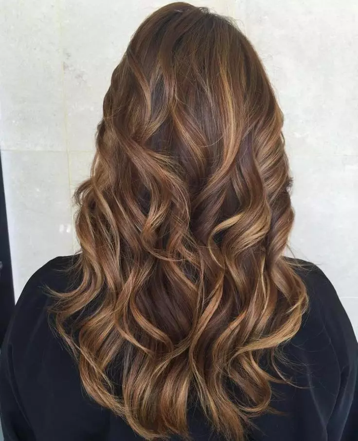Caramel τήξη (46 φωτογραφίες): Ποιο είναι το χρώμα των μαλλιών που συνδυάζεται καλύτερα με την τήξη κάτω από καραμέλα; Χαρακτηριστικά της διαδικασίας για σκούρα, φωτεινά και ξανθά μαλλιά 5368_29