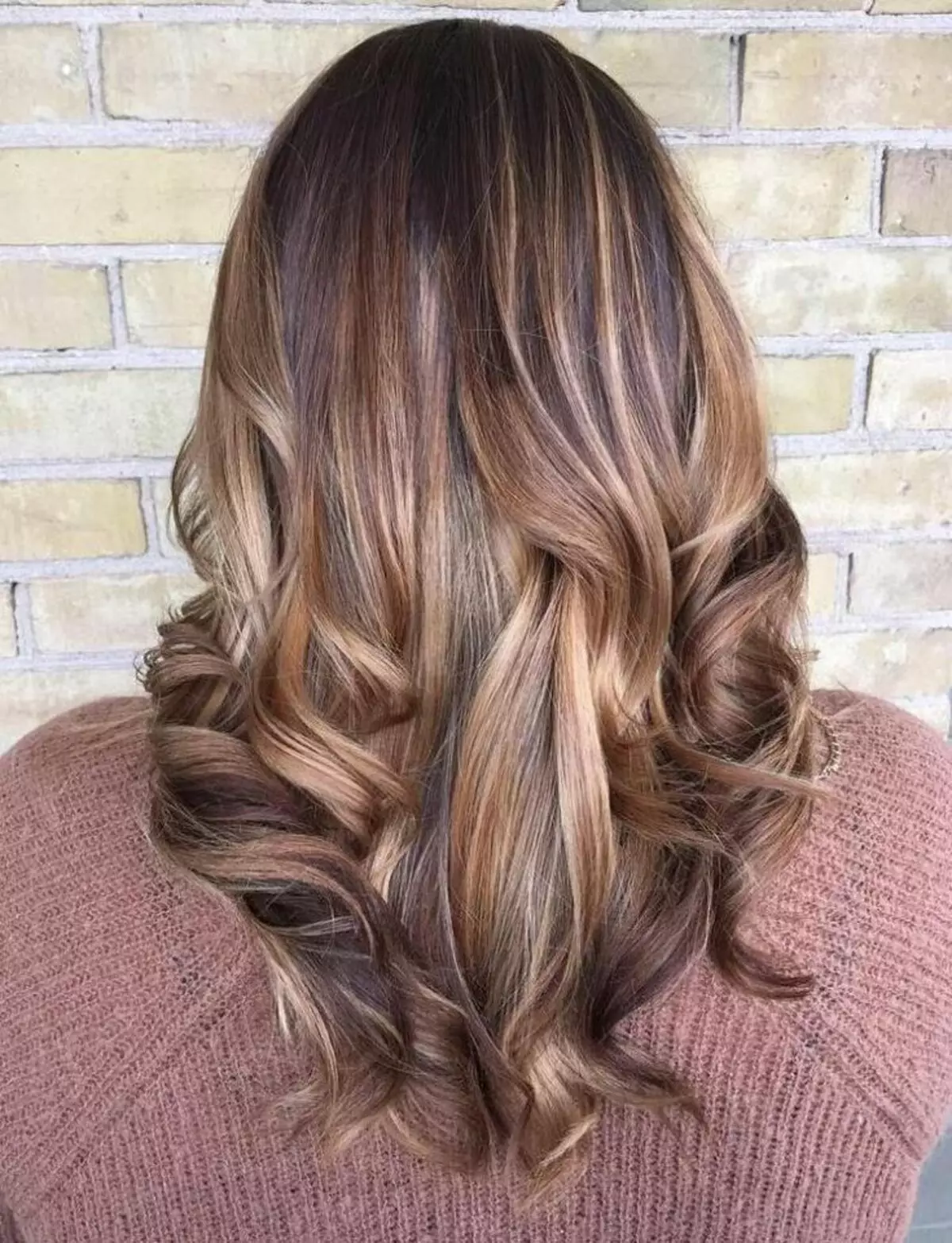 Caramel Melting (46 photos): What is the color of the hair best combined with melting under caramel? Features of the procedure for dark, bright and blond hair 5368_8