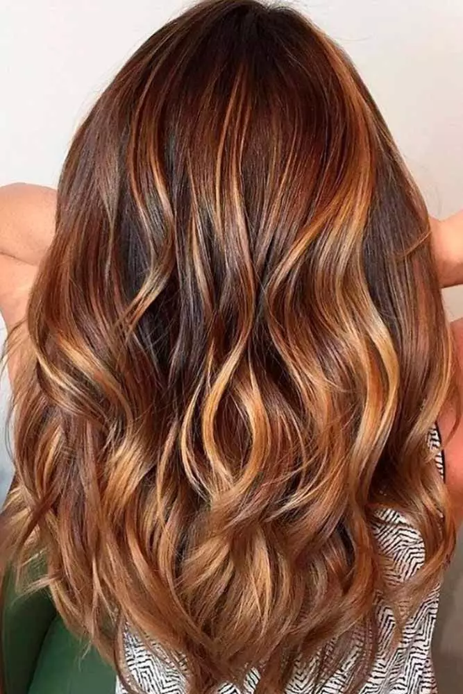 Melting karamel (46 foto): Cila është ngjyra e flokëve të kombinuara më të mira me shkrirjen nën karamel? Karakteristikat e procedurës për flokë të errët, të ndritshëm dhe të bardhë 5368_9