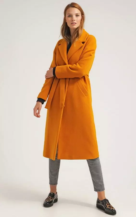 Sárga kabát 2021 (123 fotók): Mit kell viselni, milyen sálat illeszkedik, divatos kabát, táska sárga kabát, kiegészítők, világos sárga 536_10