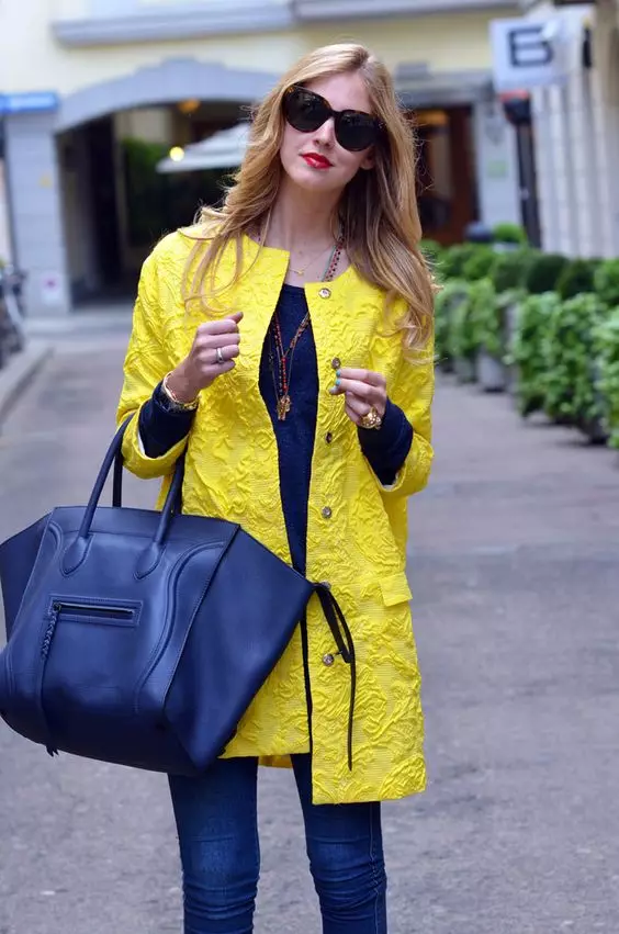 Sárga kabát 2021 (123 fotók): Mit kell viselni, milyen sálat illeszkedik, divatos kabát, táska sárga kabát, kiegészítők, világos sárga 536_107