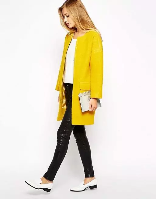 Sárga kabát 2021 (123 fotók): Mit kell viselni, milyen sálat illeszkedik, divatos kabát, táska sárga kabát, kiegészítők, világos sárga 536_11