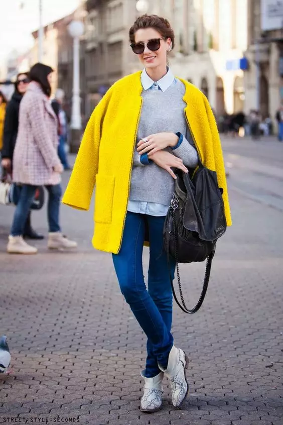 Žuta kaput 2021 (123 fotografija): Šta da obučem, šta šal u formi, moderan kaput, torbu do žute kaput, pribor, svijetlo žuta 536_110