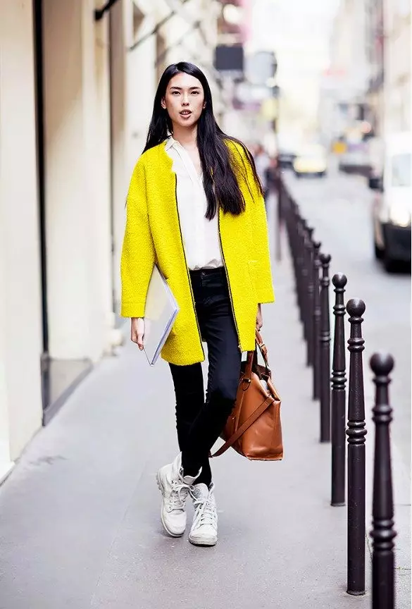 Žuta kaput 2021 (123 fotografija): Šta da obučem, šta šal u formi, moderan kaput, torbu do žute kaput, pribor, svijetlo žuta 536_118