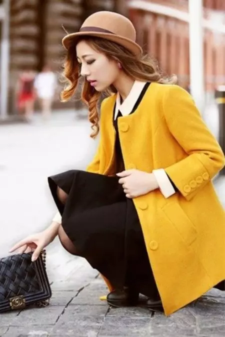 Sárga kabát 2021 (123 fotók): Mit kell viselni, milyen sálat illeszkedik, divatos kabát, táska sárga kabát, kiegészítők, világos sárga 536_119