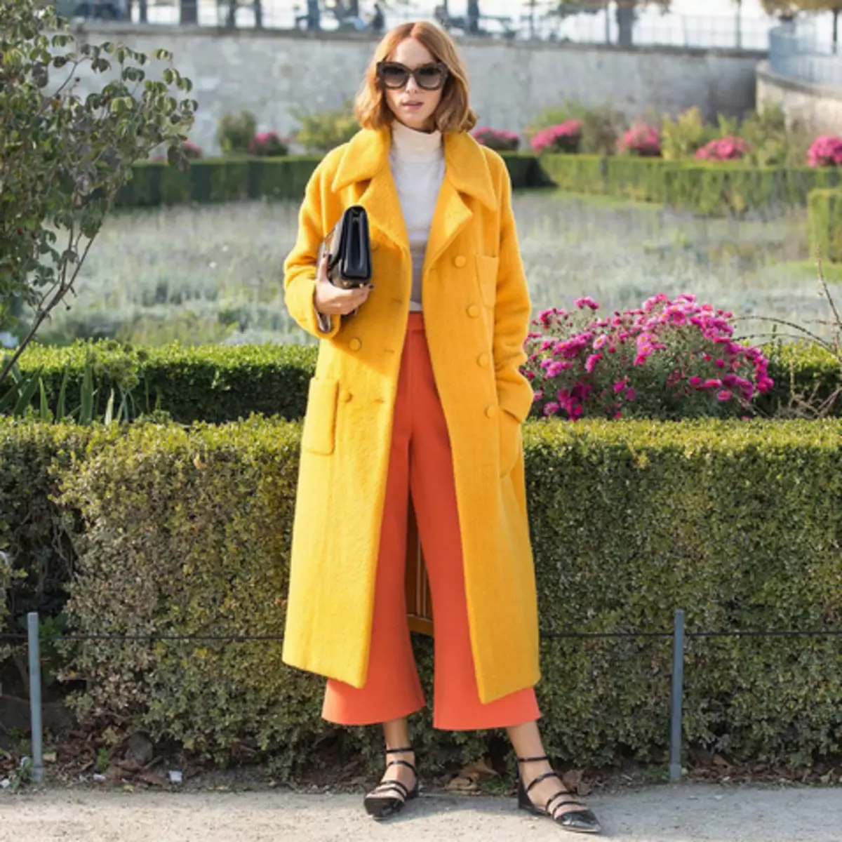 Sárga kabát 2021 (123 fotók): Mit kell viselni, milyen sálat illeszkedik, divatos kabát, táska sárga kabát, kiegészítők, világos sárga 536_16