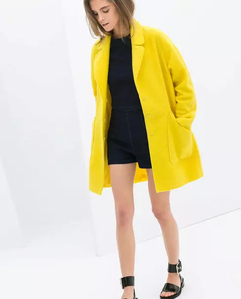 Sárga kabát 2021 (123 fotók): Mit kell viselni, milyen sálat illeszkedik, divatos kabát, táska sárga kabát, kiegészítők, világos sárga 536_21