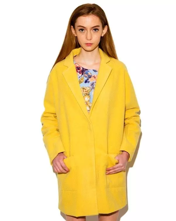 Sárga kabát 2021 (123 fotók): Mit kell viselni, milyen sálat illeszkedik, divatos kabát, táska sárga kabát, kiegészítők, világos sárga 536_22