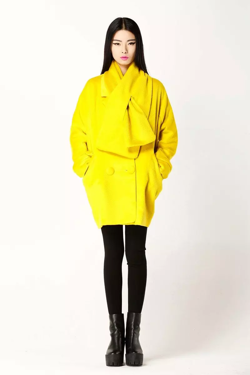 Sárga kabát 2021 (123 fotók): Mit kell viselni, milyen sálat illeszkedik, divatos kabát, táska sárga kabát, kiegészítők, világos sárga 536_27