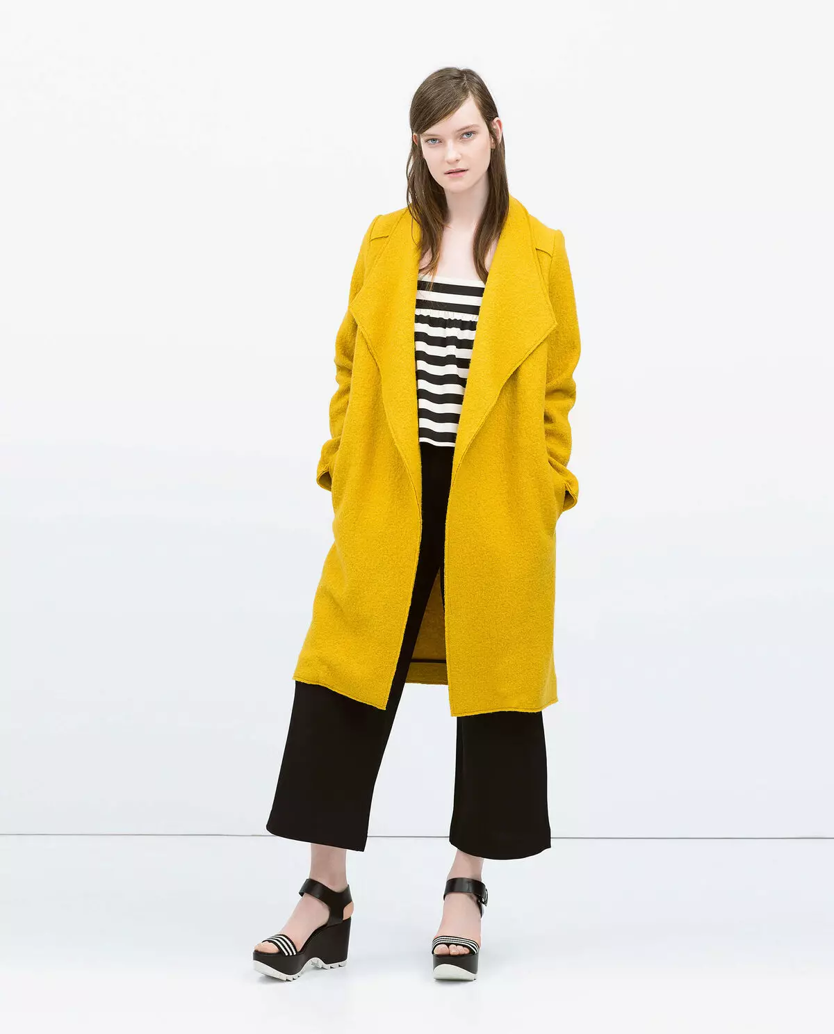 Sárga kabát 2021 (123 fotók): Mit kell viselni, milyen sálat illeszkedik, divatos kabát, táska sárga kabát, kiegészítők, világos sárga 536_29