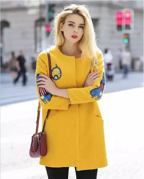 Žuta kaput 2021 (123 fotografija): Šta da obučem, šta šal u formi, moderan kaput, torbu do žute kaput, pribor, svijetlo žuta 536_34