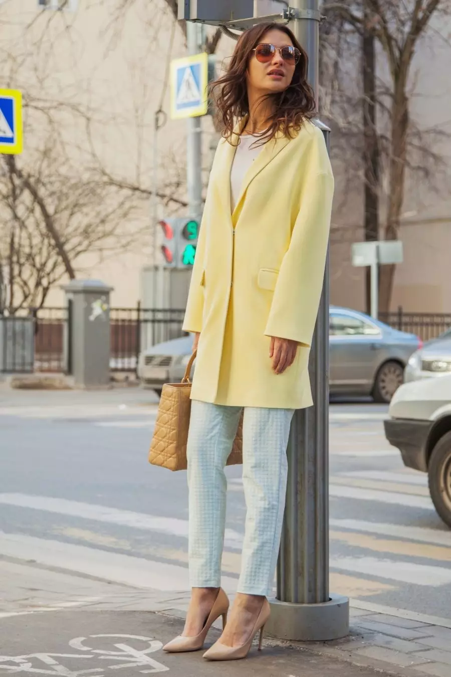 2021 abric groc (123 fotos): Què portar, el que forma la bufanda, capa de moda, bossa per cobrir groc, accessoris, groc clar 536_38