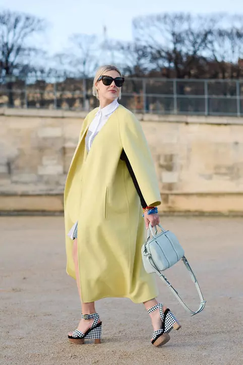 Rumeni plašč 2021 (123 fotografij): Kaj nositi, kakšen šal fit, modni plašč, vrečko na rumeni plašč, dodatki, svetlo rumena 536_43