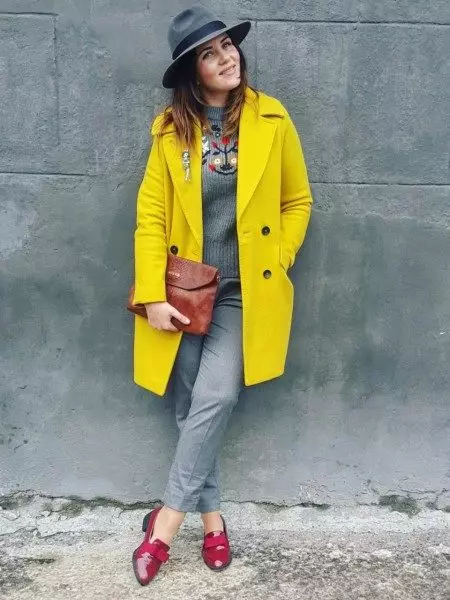 Sárga kabát 2021 (123 fotók): Mit kell viselni, milyen sálat illeszkedik, divatos kabát, táska sárga kabát, kiegészítők, világos sárga 536_50