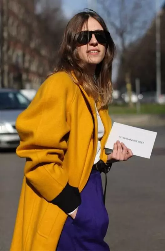 Rumeni plašč 2021 (123 fotografij): Kaj nositi, kakšen šal fit, modni plašč, vrečko na rumeni plašč, dodatki, svetlo rumena 536_60