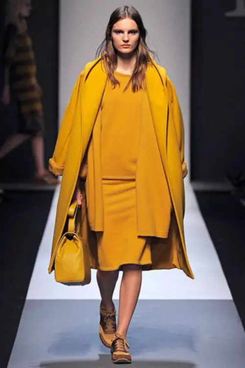 Sárga kabát 2021 (123 fotók): Mit kell viselni, milyen sálat illeszkedik, divatos kabát, táska sárga kabát, kiegészítők, világos sárga 536_70