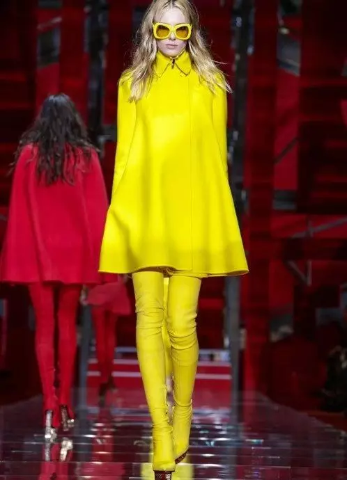 Sárga kabát 2021 (123 fotók): Mit kell viselni, milyen sálat illeszkedik, divatos kabát, táska sárga kabát, kiegészítők, világos sárga 536_71