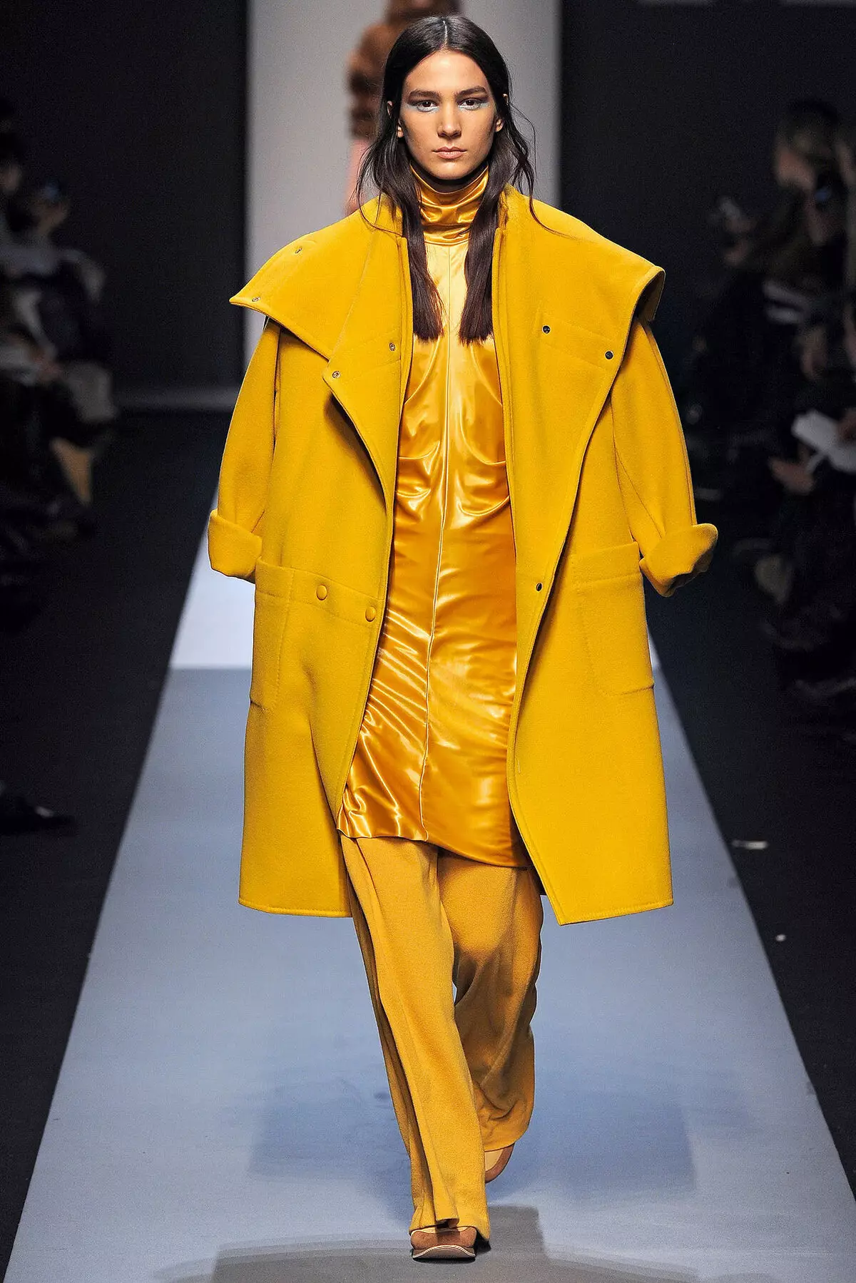 Sárga kabát 2021 (123 fotók): Mit kell viselni, milyen sálat illeszkedik, divatos kabát, táska sárga kabát, kiegészítők, világos sárga 536_72