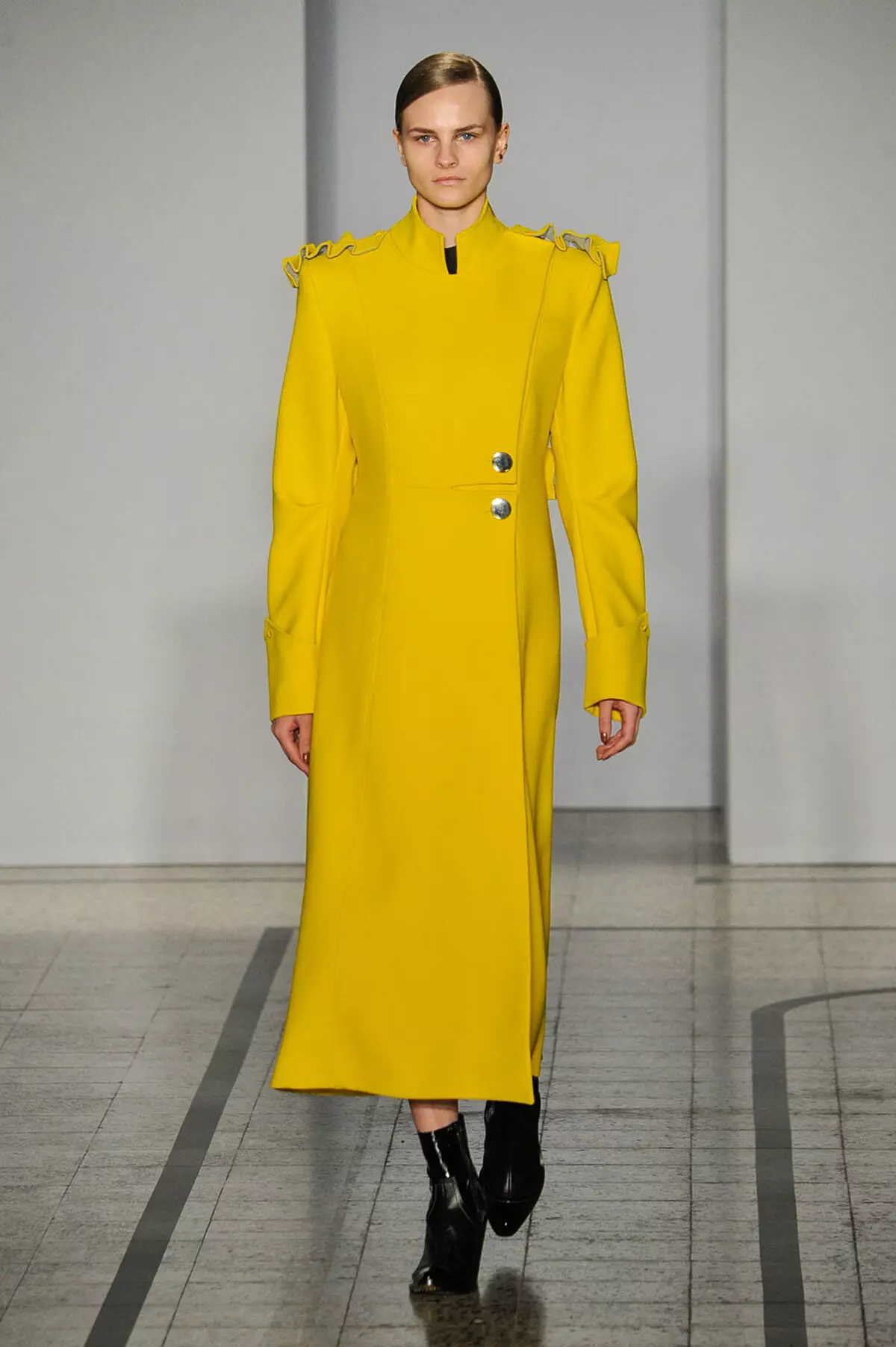 Rumeni plašč 2021 (123 fotografij): Kaj nositi, kakšen šal fit, modni plašč, vrečko na rumeni plašč, dodatki, svetlo rumena 536_73