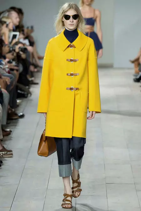 Sárga kabát 2021 (123 fotók): Mit kell viselni, milyen sálat illeszkedik, divatos kabát, táska sárga kabát, kiegészítők, világos sárga 536_74