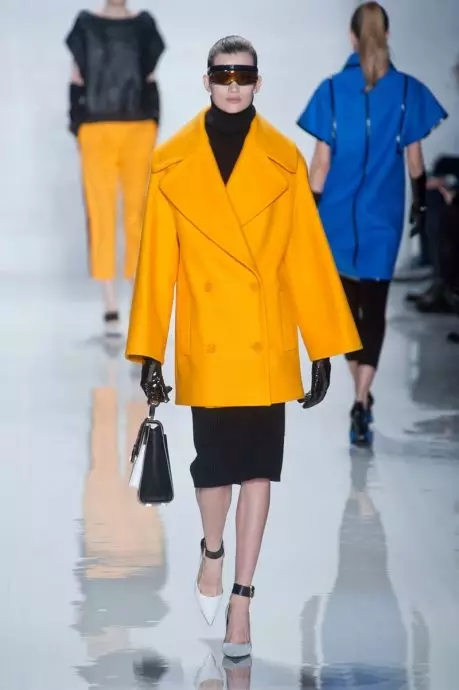Sárga kabát 2021 (123 fotók): Mit kell viselni, milyen sálat illeszkedik, divatos kabát, táska sárga kabát, kiegészítők, világos sárga 536_75