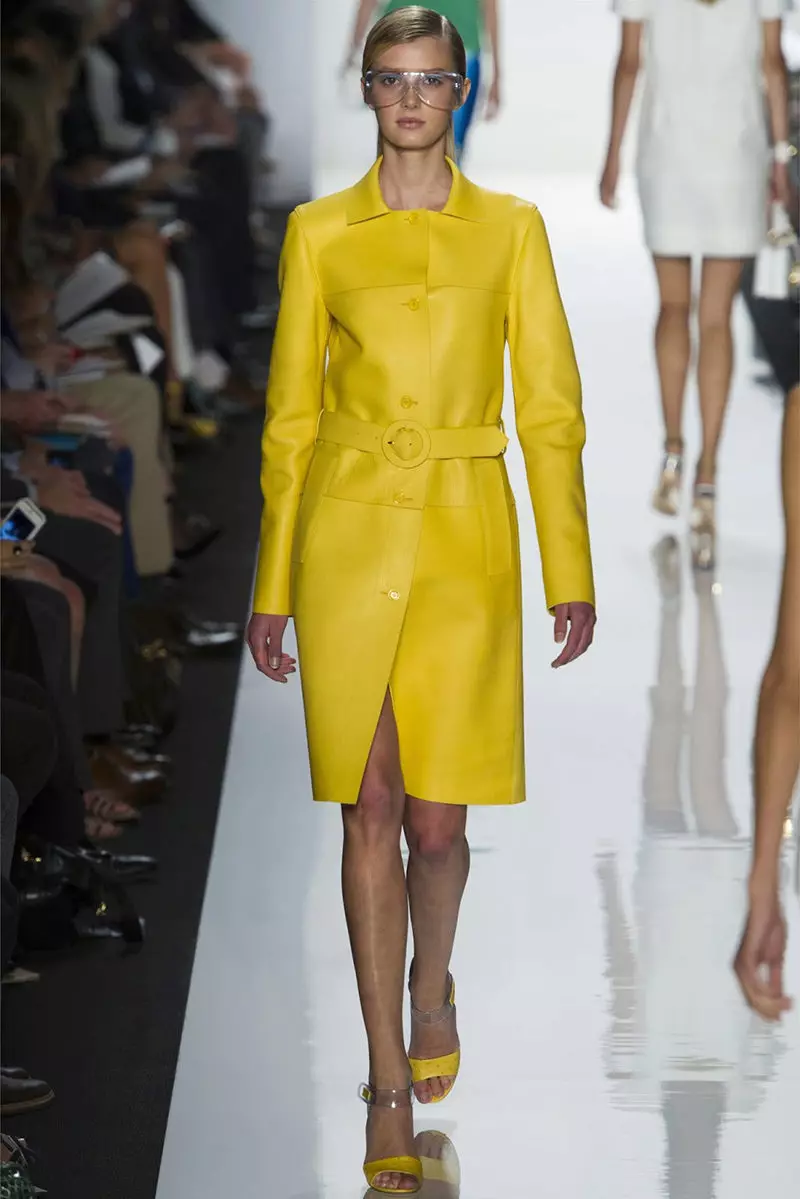 Shtresë e verdhë 2021 (123 foto): Çfarë duhet të veshin, çfarë shall përshtatet, pallto në modë, qese në pallto të verdhë, pajisje, dritë të verdhë 536_77
