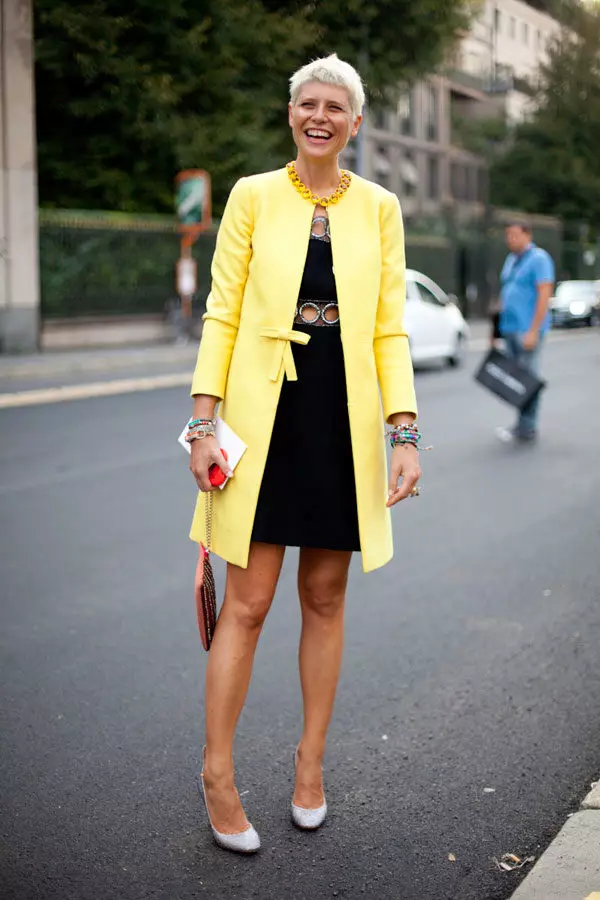 Sarı Coat 2021 (123 Fotoğraf): Ne giymeli, hangi eşarp uygun, moda ceket, sarı ceket, aksesuarlar, açık sarı 536_89