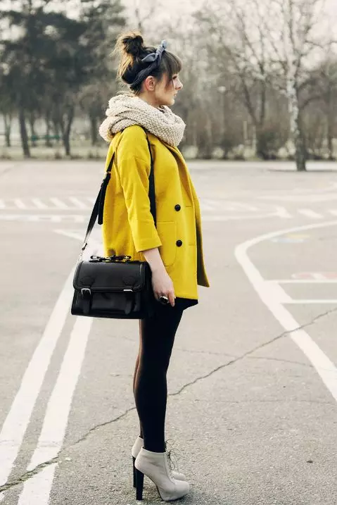 Sárga kabát 2021 (123 fotók): Mit kell viselni, milyen sálat illeszkedik, divatos kabát, táska sárga kabát, kiegészítők, világos sárga 536_97