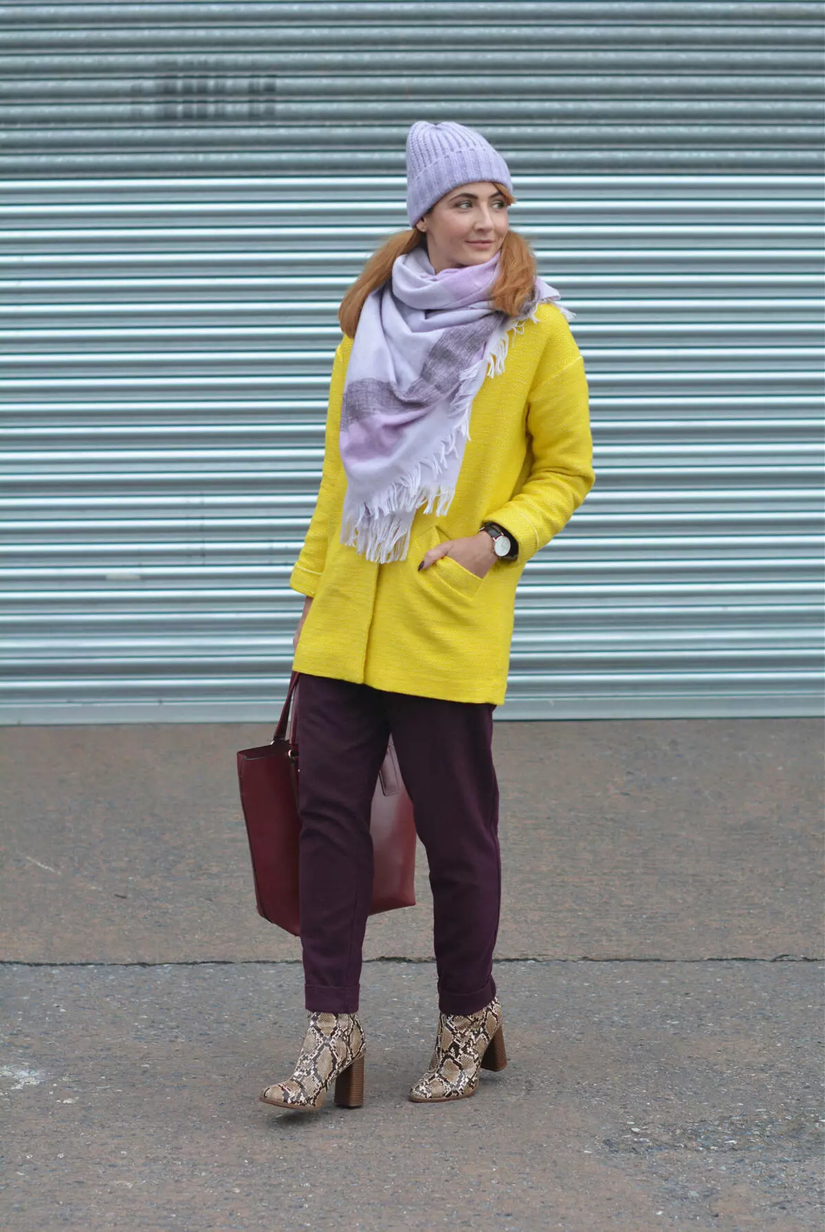 Žuta kaput 2021 (123 fotografija): Šta da obučem, šta šal u formi, moderan kaput, torbu do žute kaput, pribor, svijetlo žuta 536_98