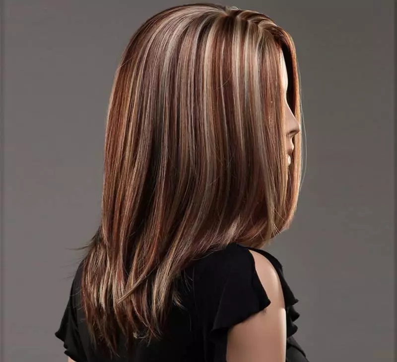 Smelting på brunt hår (50 bilder): Hvordan velge en farge på spyling for mørkt brunt hår med bangs? Funksjoner i prosedyren for kort og langt hår 5376_29