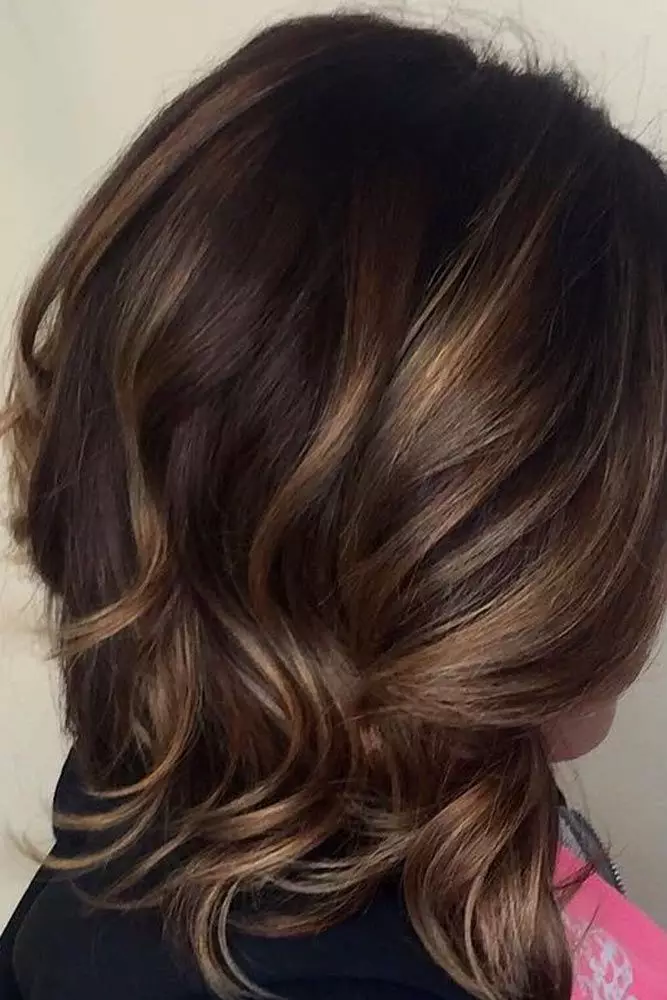 Fonder sur les cheveux bruns (50 photos): Comment choisir une couleur de rinçage pour cheveux brun foncé avec une frange? Caractéristiques de la procédure pour les cheveux courts et longs 5376_4