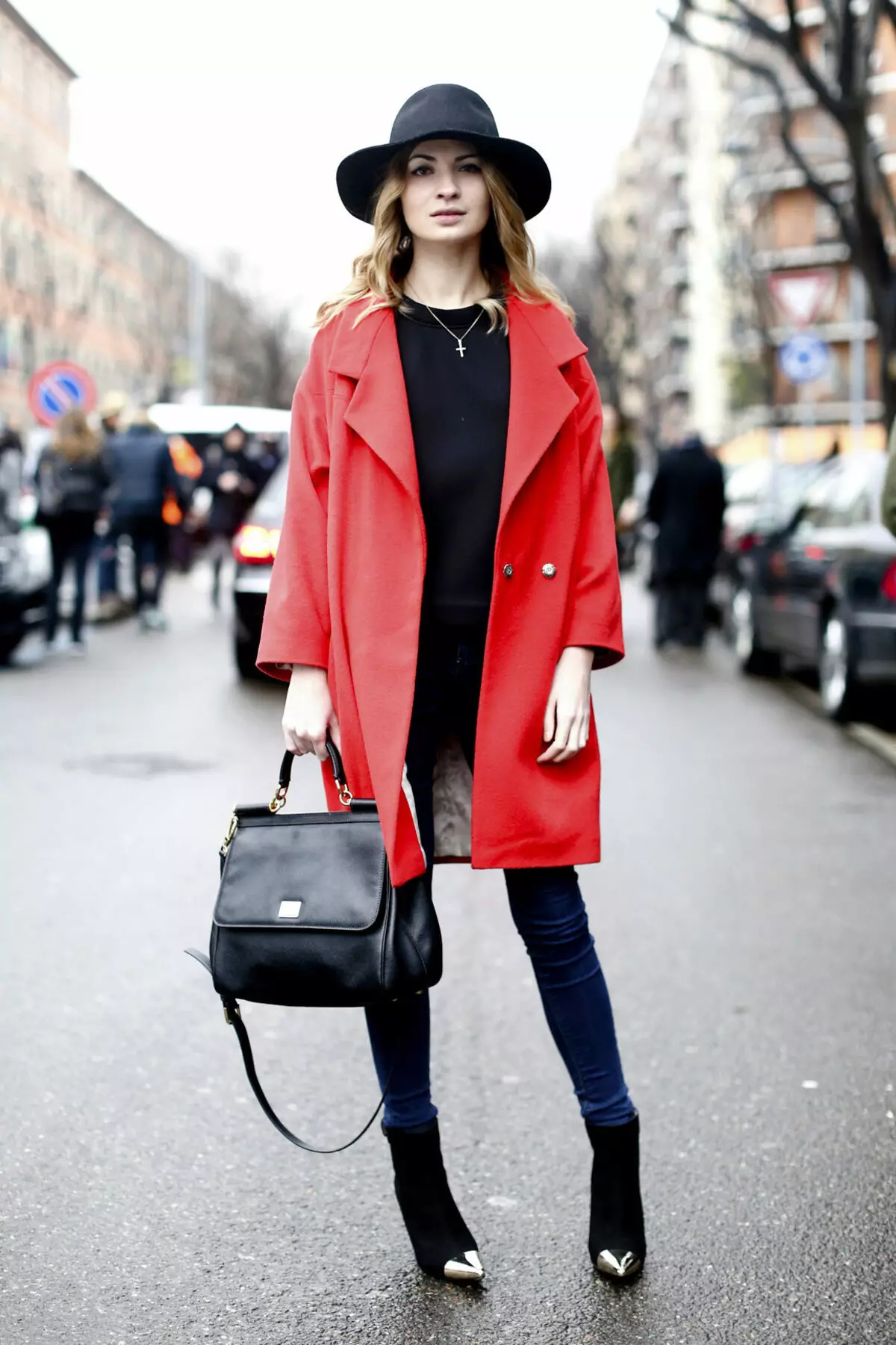Без шляпы и пальто. Черное оверсайз пальто стрит стайл. Красное пальто. Образы со шляпой. Девушка в пальто.