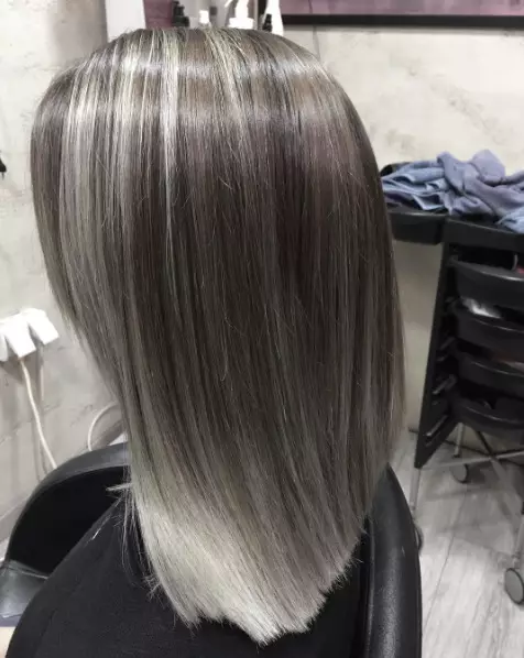 Ashling (60 fotos): derretimento da sombra cinzenta no cabelo escuro e loiro, corante do cabelo na cor da cor da cor 5381_28