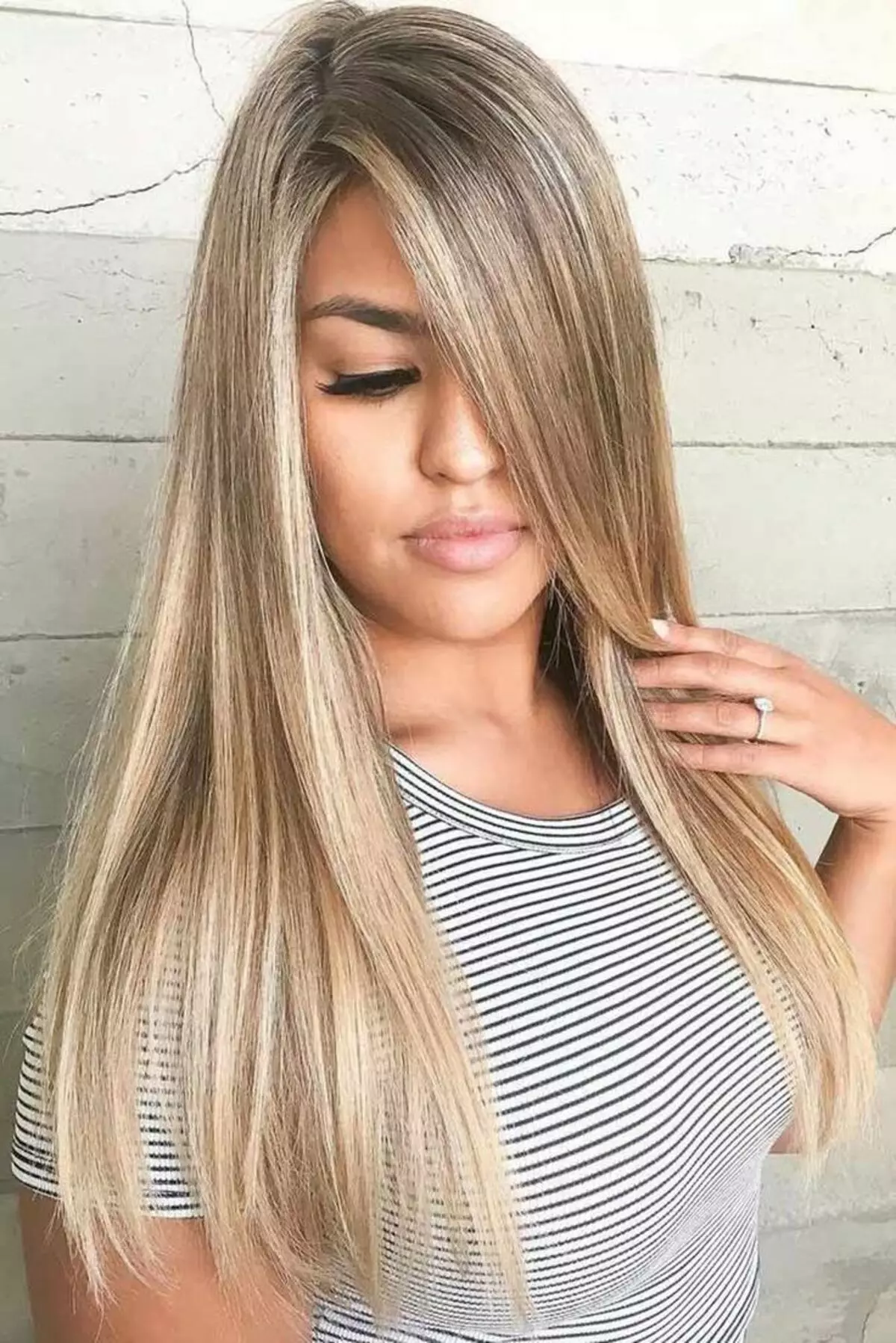 Topirea blond (63 fotografii): alb topind pe părul întunecat, caracteristici de colorare Hair Brewell în culoarea platinei 5388_15