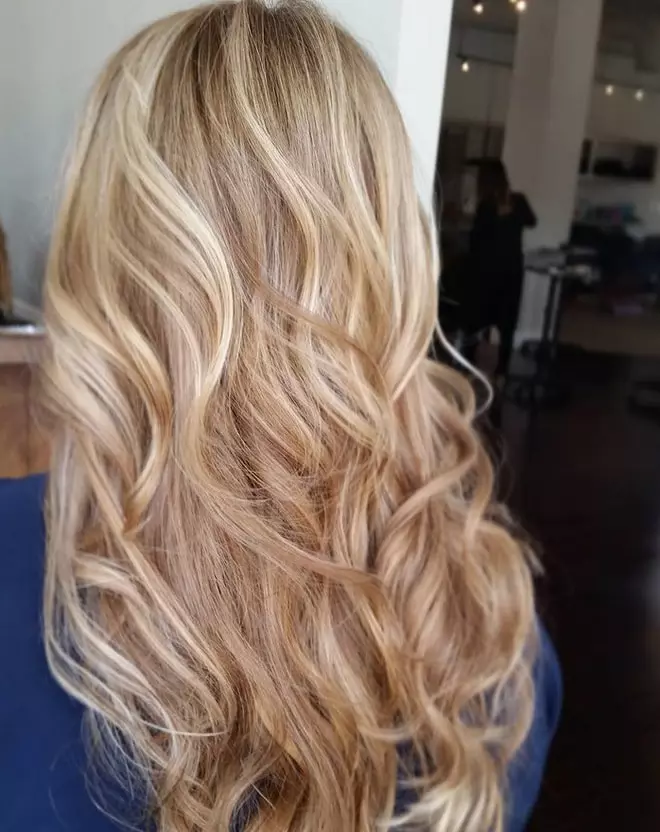 Topirea blond (63 fotografii): alb topind pe părul întunecat, caracteristici de colorare Hair Brewell în culoarea platinei 5388_34