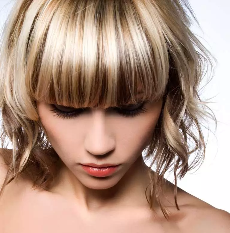Topirea blond (63 fotografii): alb topind pe părul întunecat, caracteristici de colorare Hair Brewell în culoarea platinei 5388_5
