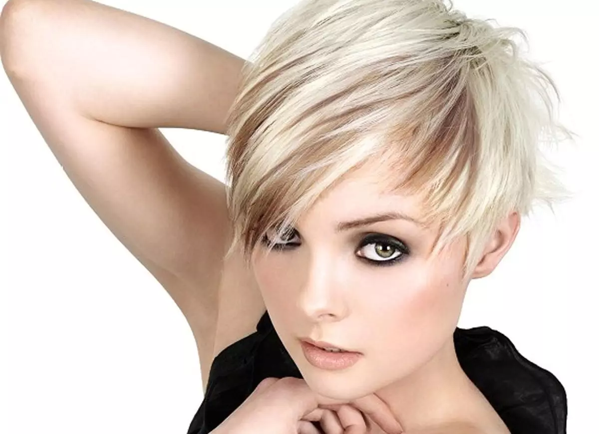 Topirea blond (63 fotografii): alb topind pe părul întunecat, caracteristici de colorare Hair Brewell în culoarea platinei 5388_56
