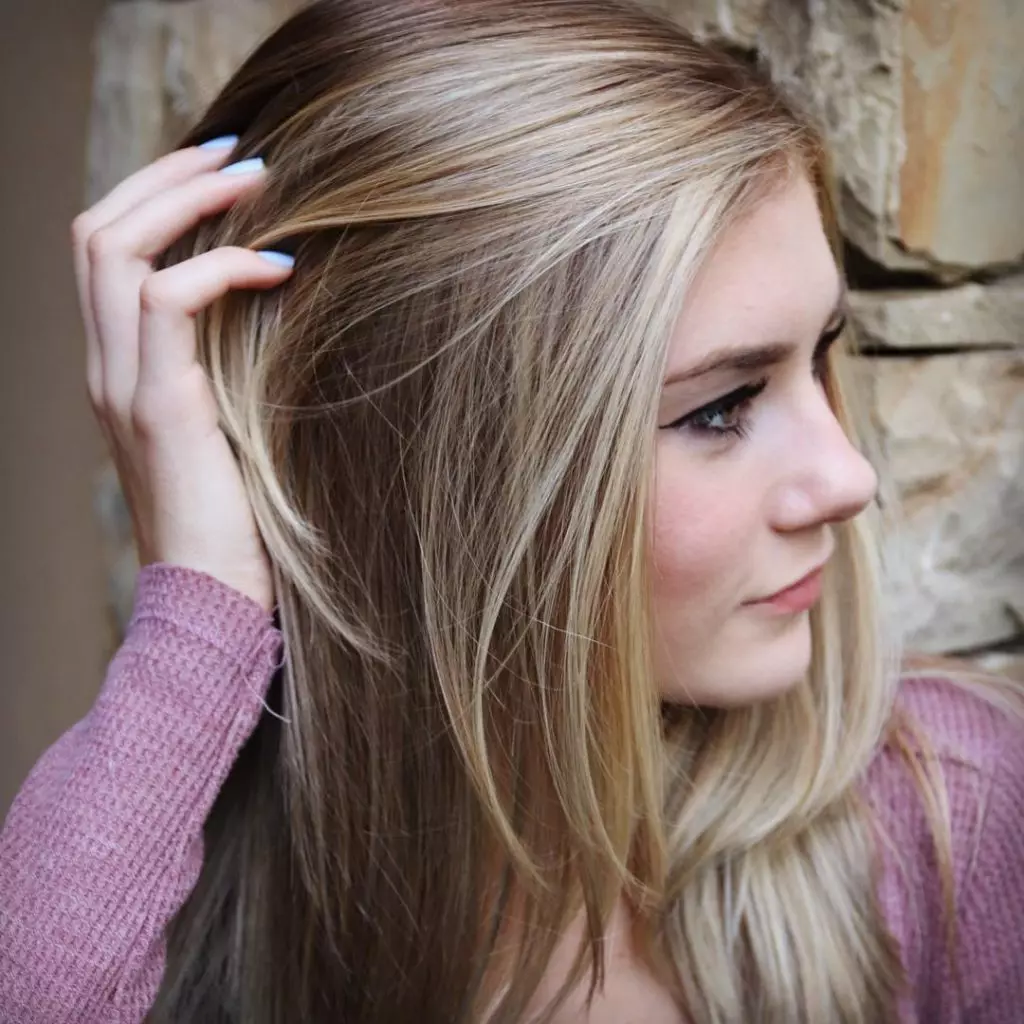 Melting Blond (63 ảnh): Trắng tan chảy trên mái tóc đen, các tính năng của mái tóc bị nhuộm màu trong màu bạch kim 5388_6