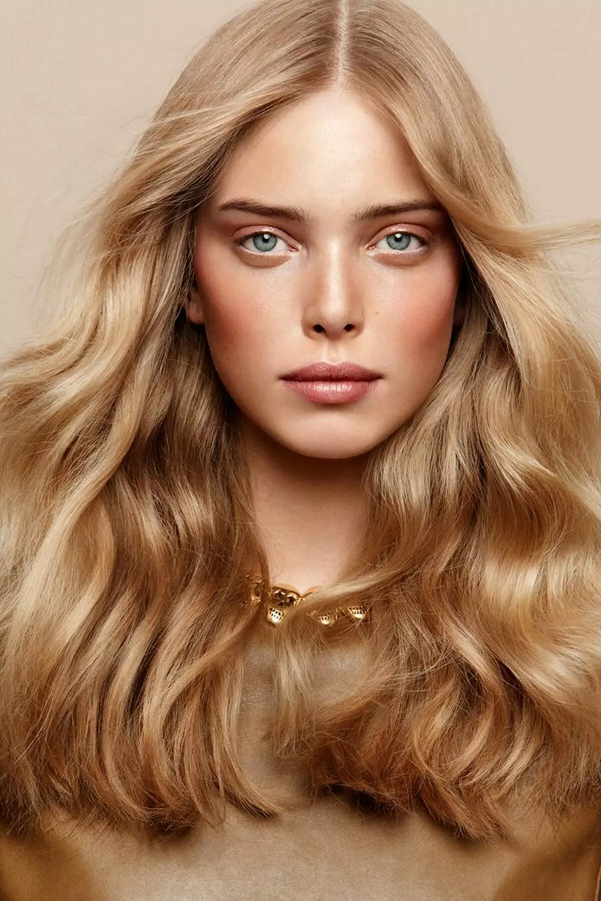 Entwurf der Haarfarbe (38 Fotos): Haarschirm vor und nach Färbung, leichte und mittelbraune, kalte und goldene blonde Farben, natürliche Farbtöne 5417_14