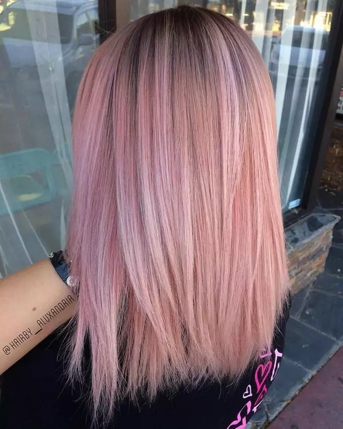 ピンクの髪のペイント（39枚の写真）：耐性色の塗料「ローズゴールド」と「ピンクの木」、パステルピンクのシェードとピンクの真珠 5428_29