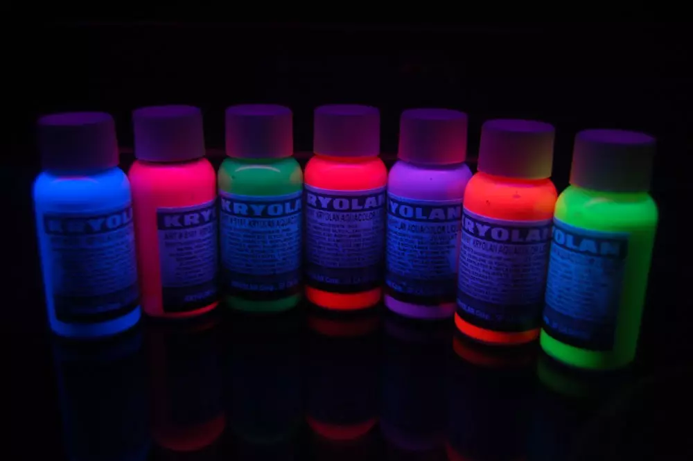 Neonhaarferve: Hoe kinne jo skilje, gloeiend yn it tsjuster? Foar- en neidielen fan fluorende ferve 5441_12