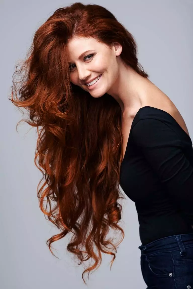 Crvena boja kose (36 fotografija): paleta boja za bojenje dlake sa svjetlosti do tamne crvene boje. Kako odabrati dobru boju? Kako slikati kosu? 5448_10