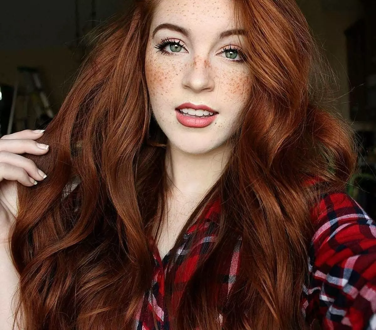 Crvena boja kose (36 fotografija): paleta boja za bojenje dlake sa svjetlosti do tamne crvene boje. Kako odabrati dobru boju? Kako slikati kosu? 5448_13