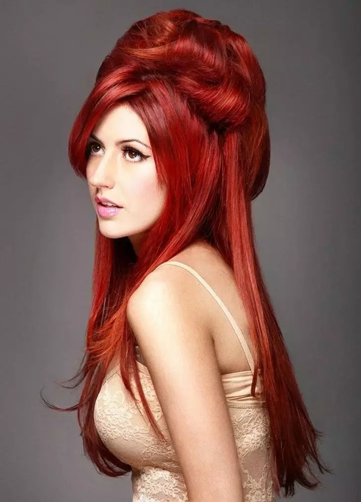 Crvena boja kose (36 fotografija): paleta boja za bojenje dlake sa svjetlosti do tamne crvene boje. Kako odabrati dobru boju? Kako slikati kosu? 5448_17