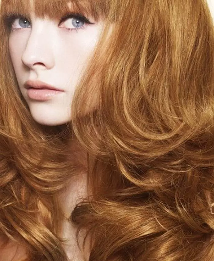 Rød hårmaling (36 billeder): Farvepaletten til farvning af hår fra lys til mørk rød. Hvordan man vælger en god maling? Sådan maler du hendes hår? 5448_21