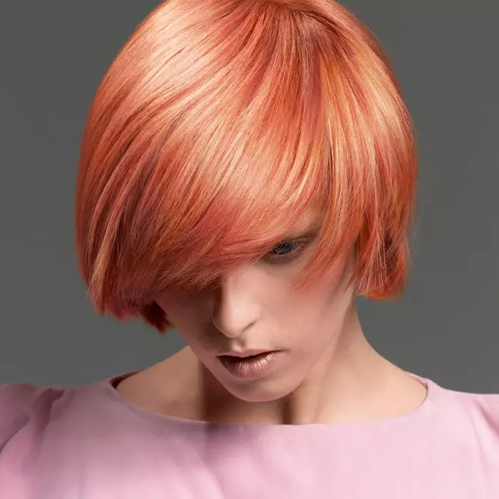 Crvena boja kose (36 fotografija): paleta boja za bojenje dlake sa svjetlosti do tamne crvene boje. Kako odabrati dobru boju? Kako slikati kosu? 5448_23