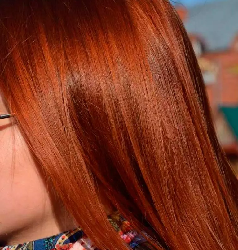 Crvena boja kose (36 fotografija): paleta boja za bojenje dlake sa svjetlosti do tamne crvene boje. Kako odabrati dobru boju? Kako slikati kosu? 5448_30