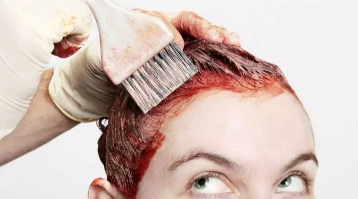 Rød hårmaling (36 billeder): Farvepaletten til farvning af hår fra lys til mørk rød. Hvordan man vælger en god maling? Sådan maler du hendes hår? 5448_35