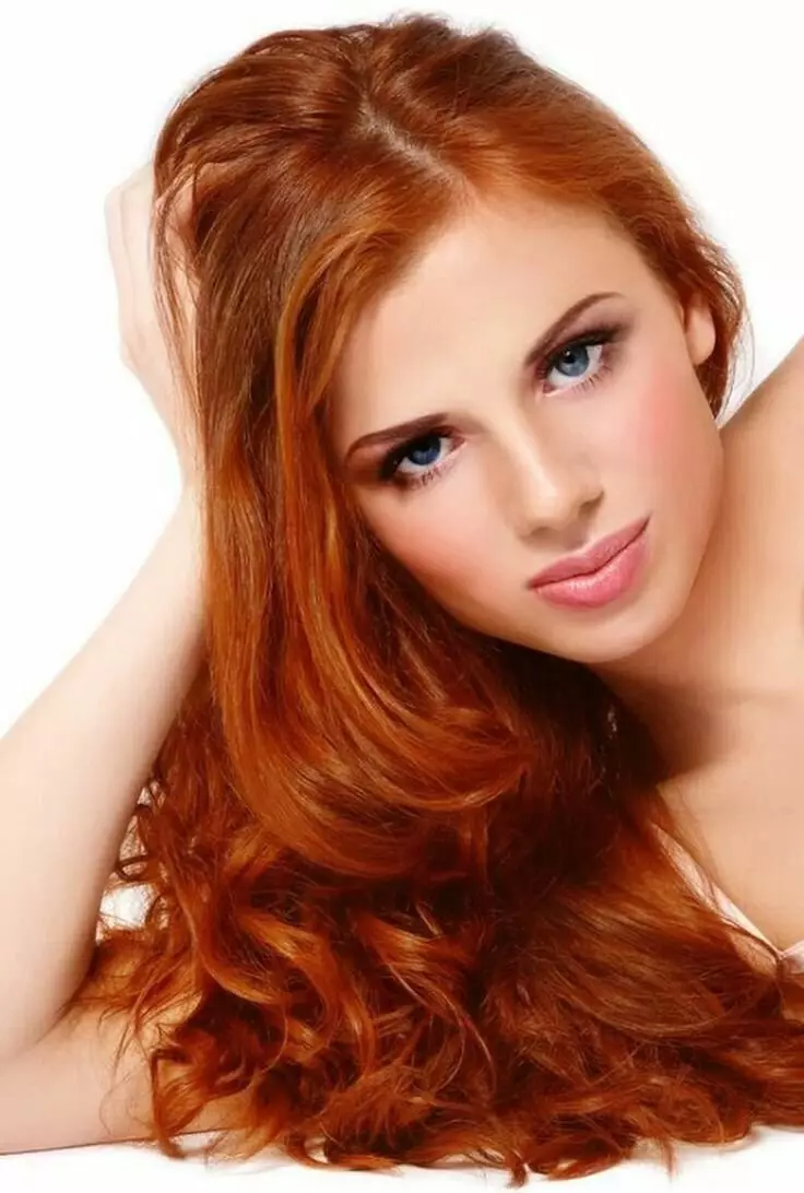 Rød hårmaling (36 billeder): Farvepaletten til farvning af hår fra lys til mørk rød. Hvordan man vælger en god maling? Sådan maler du hendes hår? 5448_5