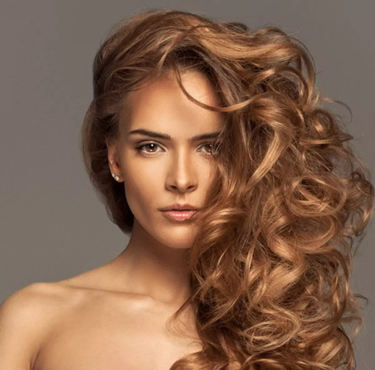 ყავისფერი თმის საღებავი (35 სურათები): ნათელი და მუქი ფერებში, ლამაზი ოქროსფერი და სპილენძის ფერები, თბილი და ცივი ტონა პალიტრა 5455_6